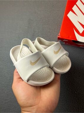 Nike Kawa Slide TD Phantom/Sandrift
Size: 4C